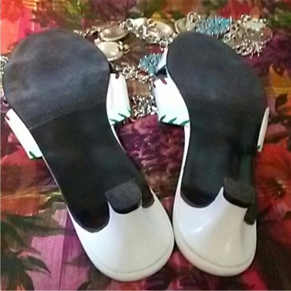 Beautiful pair of California Magdesians White Shoes with Contrast Stitching - Picture 7 of 8